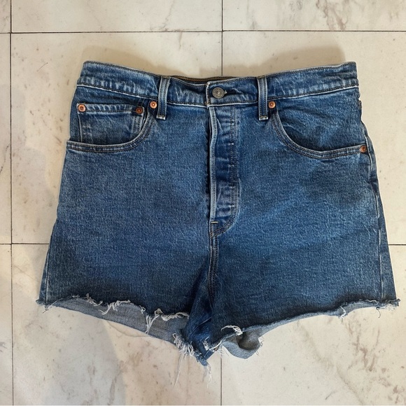 Levi’s Premium Ribcage Short - Picture 1 of 9